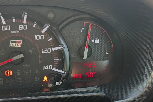 車の温度計は50度