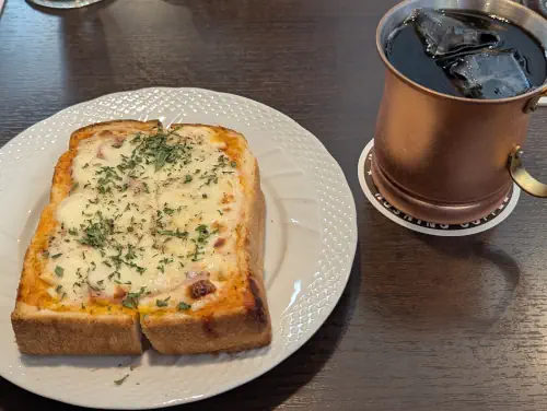 アイスコーヒーとピザトースト