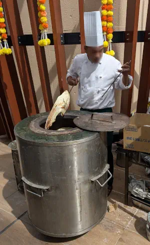 ナンを焼くおじさん